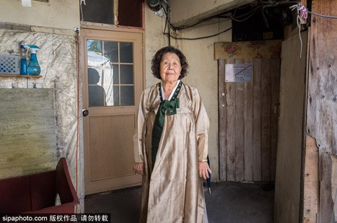 Các cư dân ở đây có cuộc sống nghèo khổ so với mức mặt bằng chung ở Seoul. Họ làm các công việc tay chân để kiếm sống hoặc trông chờ sự giúp đỡ của những câu lạc bộ tình nguyện hay nhóm tôn giáo. Ngay trong khu vực họ sinh sống, từng khoảnh đất trống được tận dụng để trồng rau xanh.