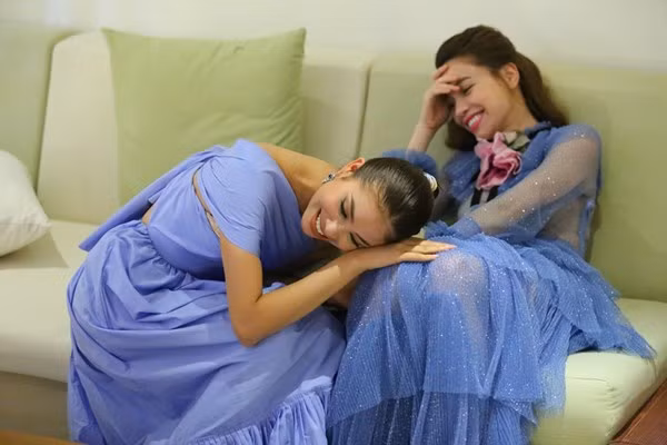 Ngay cả gương mặt "làm nũng" của người đẹp này cũng bị cho là không thật.