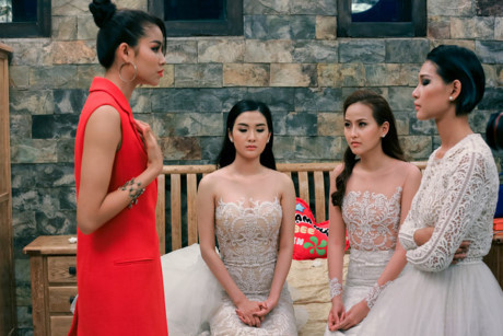 Cô thường xuyên bực tức vì thái độ của những thí sinh như An Nguy, Diệp Linh Châu.