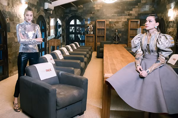 Cô khó chịu trước nỗi buồn của Lan Khuê.