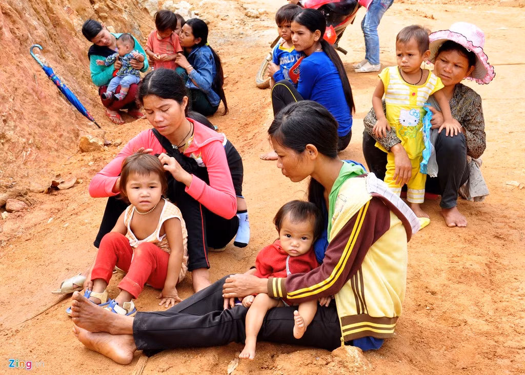 Dù quanh năm đối mặt với đói nghèo nhưng nhiều người mẹ ở huyện miền núi Tây Trà vẫn liên tục sinh con. Họ cho rằng "trời sinh voi, sinh cỏ", chẳng lo chết đói.