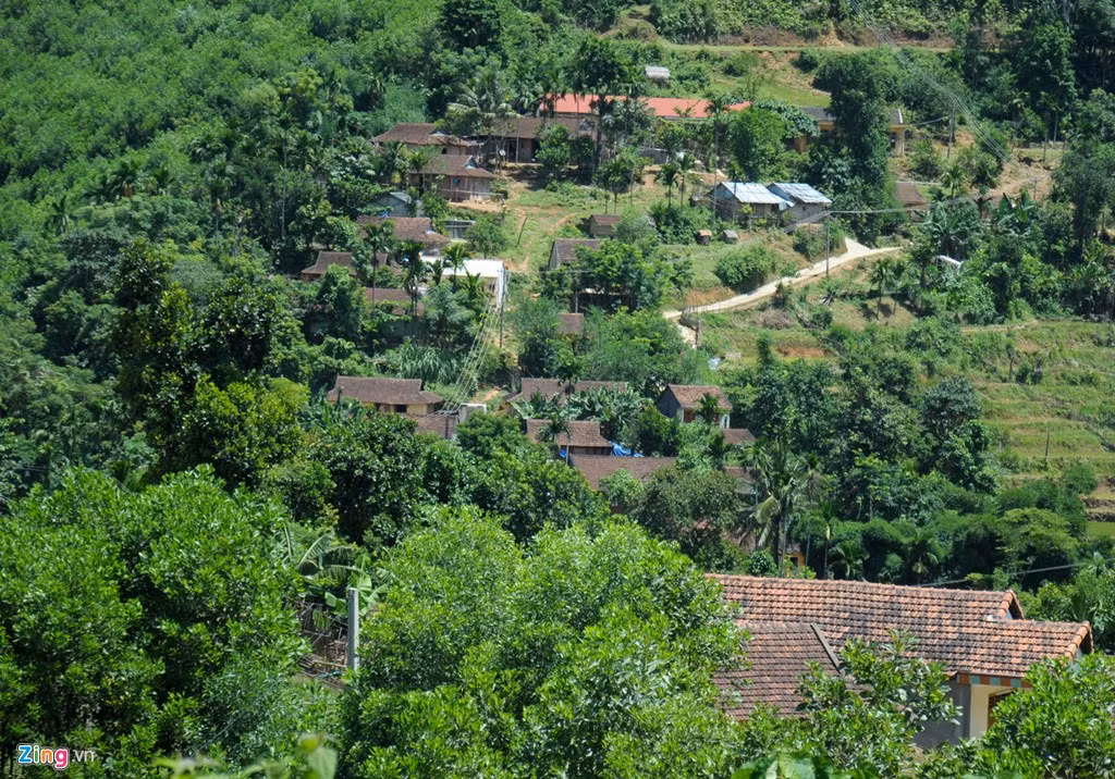 Bản làng thôn Trà Ong, xã Trà Quân nằm cách trung tâm huyện vùng cao Tây Trà hơn 20 km, nơi có nhiều cặp vợ chồng sinh từ 5 đến 10 người con.