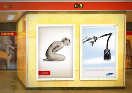 Quảng cáo kép sản phẩm máy hút bụi của Samsung. Dựa trên tấm biển quảng cáo gợi cảm sẵn có của một thương hiệu khác, Samsung bổ sung biển quảng cáo máy hút bụi và đặt cạnh nhau để tạo hiệu ứng.