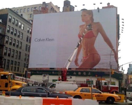 Hãng Calvin Klein và tấm biển quảng cáo bikini mùa hè nóng bỏng.