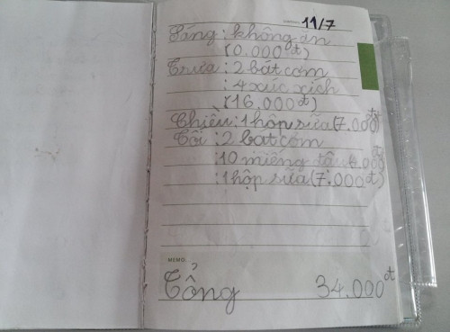 Theo đó, người xem có thể thấy, cậu bé này liệt kê đủ các khung giờ ăn uống trong vòng 1 ngày: Sáng, trưa, chiều, tối. Mỗi một khung giờ cậu sẽ ghi những món ăn mà mình ăn, kèm theo đó là giá tiền. Và đến cuối ngày cậu sẽ tổng kết lại cả ngày mình ăn hết bao nhiêu tiền.