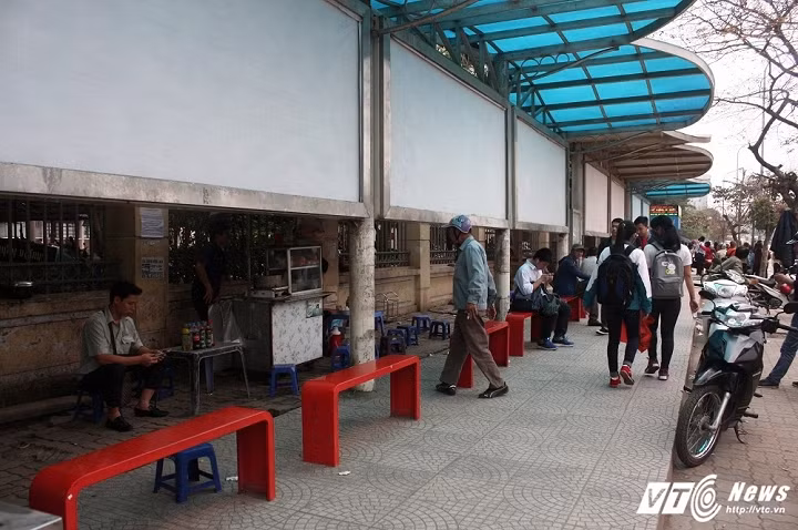 Hàng quán "ẩn mình" sau nhà chờ xe buýt ở gần cổng Đại học Giao thông Vận tải. (Ảnh: Tùng Lâm)