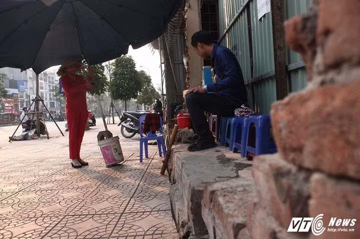 Một quán trà đá với diện tích chỉ khoảng hơn 1m2 trên phố Ô Chợ Dừa (Đống Đa, Hà Nội). (Ảnh: Tùng Lâm)