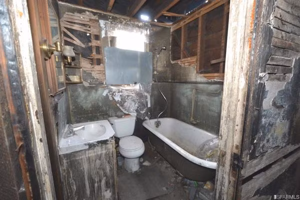 Sự đổ nát ở khắp mọi ngóc ngách khiến ngôi nhà “ế chỏng chơ”, dù đã rao bán với giá rẻ nhất San Francisco nhưng vẫn chưa một ai mặn mà với nó.