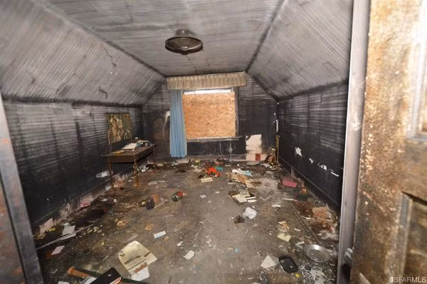 Đồ đạc ngổn ngang.