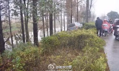 Dam vao bui cay vi hon nhau tren xe nhu Hau due mat troi