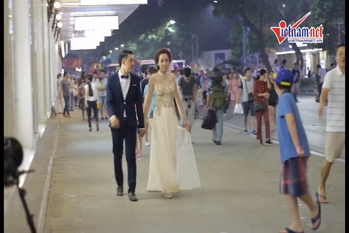 "Nhìn vào ống kính nhé, đừng nhìn anh...".