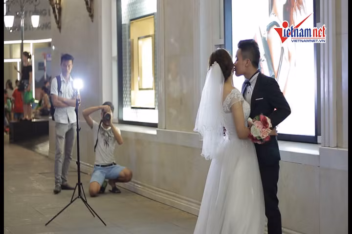 Hôn thật sâu, còn việc chụp lâu là của anh.