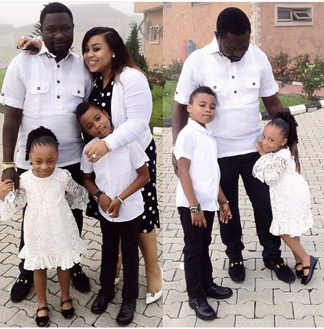 Đầu năm 2014, rất nhiều nghệ sĩ Nigeria làm đám cưới. Hầu hết số này đều do Emami tài trợ. Mới đây nhất vào ngày 12.11, Emami lại xuất hiện trong một đoạn clip ngắn trên mạng và thu hút đông đảo lượt chia sẻ trên thế giới. Theo tờ Daily Mail, Emami hướng dẫn cậu con trai nhỏ tuổi dùng súng bằng vàng bắn tiền giấy lên trời. Những người hầu cận nhét tập tiền vào khẩu súng và khi bóp cò, tiền sẽ bay lả tả lên trời. Khung cảnh diễn ra hành động “chơi ngông” này là đám cưới của em trai Emami. Khi tiền bay lên trời, đám đông cúi xuống và thi nhau nhặt vận may hiếm có. Tờ Najj không cho biết tổng cộng có bao nhiêu tiền được bắn ra mà chỉ nói rằng khẩu súng được truyền tay nhau mỗi người bắn một lượt.