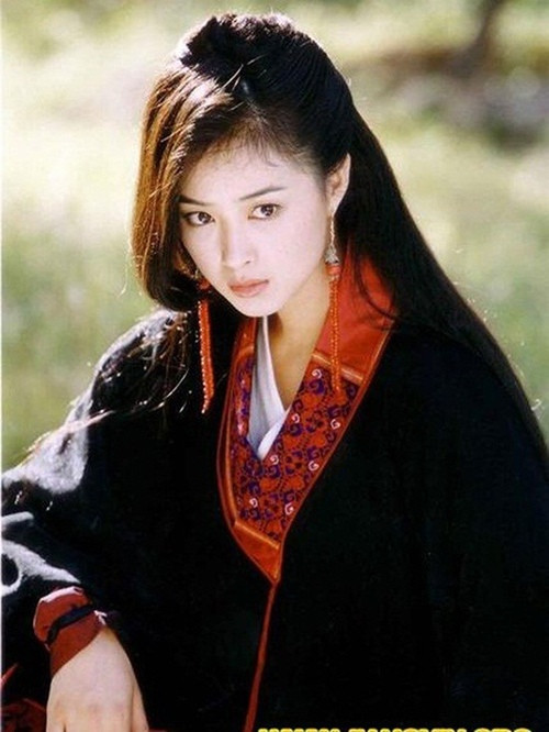 Thiên Long Bát Bộ là một trong những bộ phim truyền hình có nội dung kiếm hiệp nổi tiếng nhất của Trung Quốc. Ra mắt năm 2003, bộ phim tạo nên cơn sốt ở châu Á và cũng rất được yêu thích tại Việt Nam. Các diễn viên tham gia Thiên Long Bát Bộ đều được yêu thích và có những bước thăng hoa trong sự nghiệp. 13 năm sau bộ phim, diễn viên đóng vai Mộc Uyển Thanh – Tưởng Hân vẫn miệt mài đóng phim và tham gia các hoạt động của làng giải trí. Tuy nhiên, trong khi các diễn viên trong phim đều đã yên bề gia thất thì cô vẫn lẻ bóng đi về, dù ngoại hình nổi bật và có tài sản lớn. Tưởng Hân sinh năm 1983 ở Tân Cương nhưng lớn lên ở Hà Nam. Lên 7 tuổi, cô vào học ở Đoàn kịch nghệ thuật thiếu nhi Trinh Châu. Lên 8 tuổi, cô theo học ở đoàn kịch thiếu nhi tỉnh Hà Nam, sau tốt nghiệp ở trường nghệ thuật điện ảnh chuyên nghiệp Hà Nam.