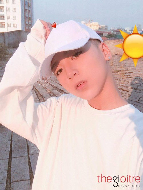 Long tâm sự, là một "hot face" đôi khi cũng có chút rắc rối nhỏ: “Khi đi ăn uống cùng bạn bè thường sẽ có người nhận ra mình và đôi khi còn bị chụp trộm nữa, vì được chú ý hơn nên đôi khi mình cảm thấy không được thoải mái cho lắm.