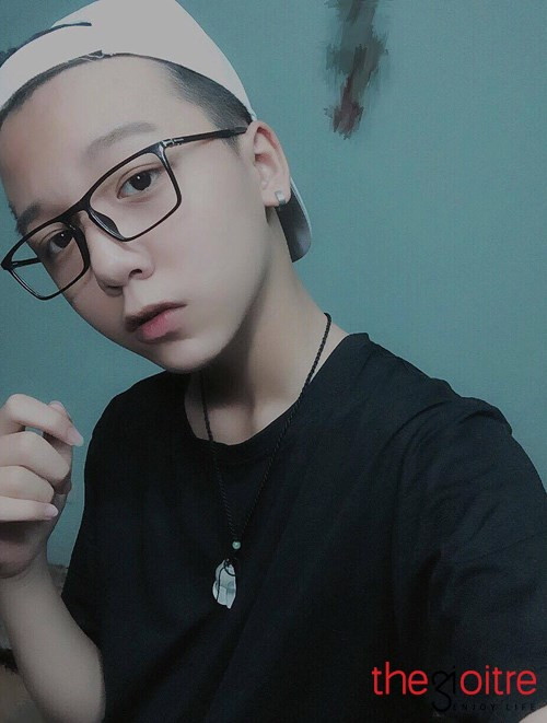 Ngoài ra, có rất nhiều những bình luận ác ý và không mấy thiện chí dành cho mình, thời gian đầu khi chưa quen thì cảm thấy rất buồn và hụt hẫng, có nhiều khi muốn đóng luôn FB”.