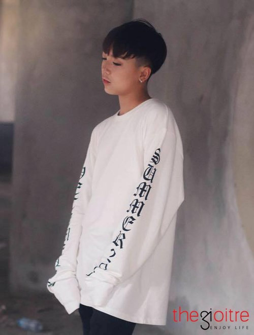 Ngoài việc dành thời gian học ở trường, Long còn dành thời gian học thêm khá nhiều môn học liên quan tới nghệ thuật như: đàn, nhảy và hát.