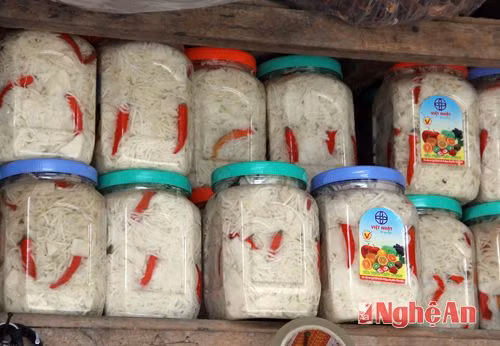 Mùa măng rừng đã hết nhưng măng vẫn còn được giữ bằng cách muối chua cùng ớt cay và tỏi là món ăn hấp dẫn trong ngày lạnh.