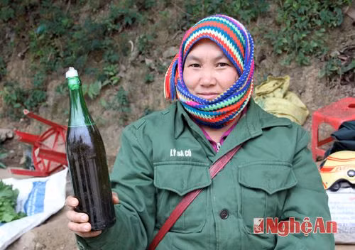 Mật ong cũng là thứ đặc sản được bà con cất trữ, là vị thuốc dùng để chữa trị ho, cảm trong mùa lạnh.