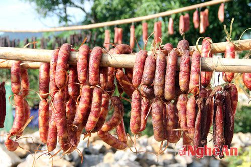 Lạp xường, loại thực phẩm giàu chất béo, giữ nhiệt tốt cho cơ thể được bà con vùng cao ưa chuộng trong mùa đông.