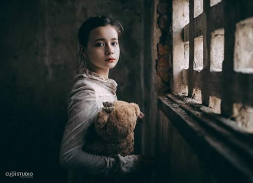 Bố San là người Việt, mẹ là người Balan.