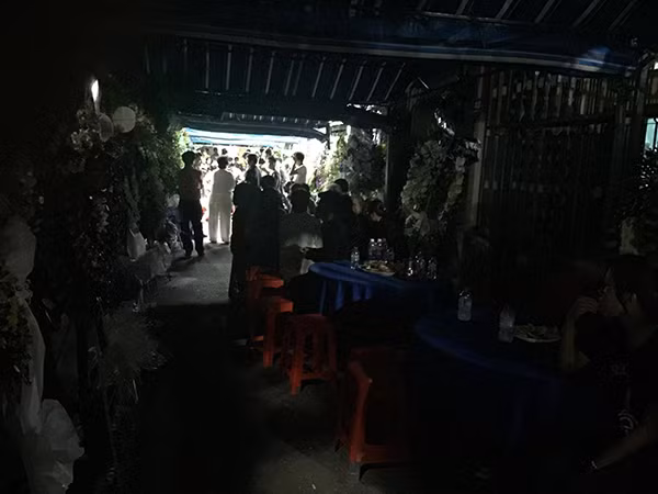 Trước đó, vào buổi tối viếng Minh Thuân, khi mọi người đang ngồi khá đông thì bỗng dưng khu vực này bị mất điện đến hai lần trong khi những chỗ khác thì không có vấn đề gì. Thợ sửa nhanh chóng đến để kiểm tra lại, thế nhưng vừa sáng 15 phút thì lại mất điện và lần này kéo dài đến hơn nửa tiếng. Lần này, mẹ nuôi của Minh Thuận không gọi thợ điện nữa mà trực tiếp vào khấn bên quan tài của cố nghệ sĩ. Vừa bước ra thì đèn lập tức sáng trở lại và sau đó không hề gặp thêm sự cố nào nữa.