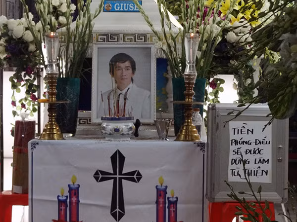 Người nhà còn kể vào khuya (19/9), rạng sáng khi khách viếng bắt đầu thưa thì nhang trên bàn thờ đặt di ảnh của anh bỗng tắt đi mà không bất kì người nhà nào hay biết mãi đến gần sáng mọi người phát hiện ra được điều này. Những điều lạ lùng ấy đã mang lại trong tâm trí những người tham dự đám tang Minh Thuận cảm giác về sự tồn tại của anh ở đâu đây. Suốt đám tang của nam ca sĩ bạc mệnh tối qua, tiếng nhạc của những sáng tác do anh thể hiện được vang lên khiến người đến viếng không cầm được nước mắt.