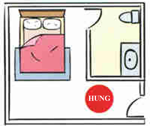 3. Cửa phòng tắm/nhà vệ sinh đối diện giường ngủ Nếu phòng ngủ và nhà tắm của bạn đang ở vị trí như thế này thì cần phải cải thiện lại ngay nếu không bạn sẽ thường xuyên bị chứng đau đầu nghiêm trọng. Không những vậy, khả năng tập trung, tư duy của bạn cũng giảm đáng kể. Đặc biệt, nếu không sớm thiết kế lại, nó có thể dẫn đến bệnh ung thư và nhiều loại bệnh tật nguy hiểm khác.