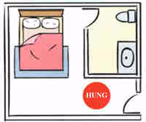 3. Cửa phòng tắm/nhà vệ sinh đối diện giường ngủ Nếu phòng ngủ và nhà tắm của bạn đang ở vị trí như thế này thì cần phải cải thiện lại ngay nếu không bạn sẽ thường xuyên bị chứng đau đầu nghiêm trọng. Không những vậy, khả năng tập trung, tư duy của bạn cũng giảm đáng kể. Đặc biệt, nếu không sớm thiết kế lại, nó có thể dẫn đến bệnh ung thư và nhiều loại bệnh tật nguy hiểm khác.