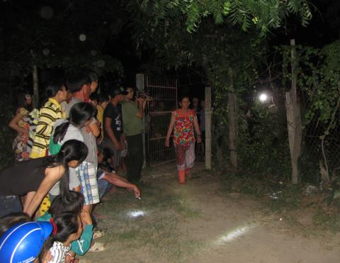 Bà Tùng diễn lại cảnh chạy đi kêu cứu lúc rạng sáng (Ảnh: Báo Thanh Niên).