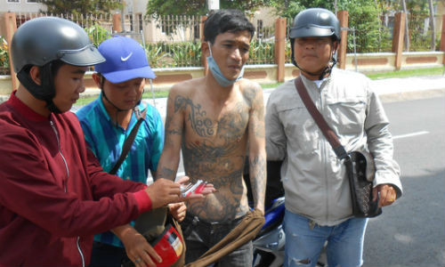 Gã trộm xăm trổ đầy mình cùng với "đồ nghề" là kim tiêm, đoản phá khóa.