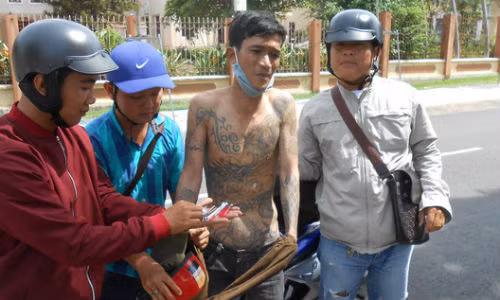 Gã trộm xăm trổ đầy mình cùng với "đồ nghề" là kim tiêm, đoản phá khóa.