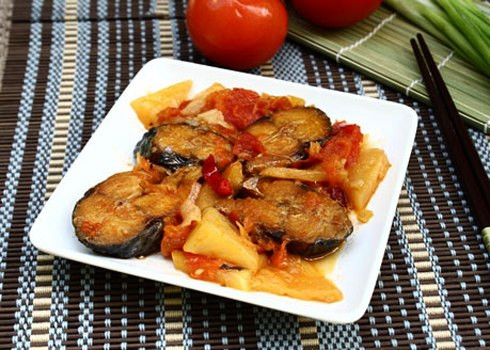 Tẩm ướp gia vị. Khi nấu, dùng gia vị có mùi thơm như tiêu, hành, ớt, gừng, rau răm, rau cần... để làm bớt mùi tanh. Nhưng lưu ý, riêng với gừng, không nên cho gừng sống vào cùng thời điểm với cá vì thịt cá sau khi bị nóng, lượng protein ở trong nước của con cá sẽ chảy ra cản trở tác dụng của gừng khử mùi tanh. Vì vậy, sau khi cho mỡ nên cho cá vào trước, chờ cho cá nóng lên, sau khi chất protein ngưng kết tủa mới nên cho gừng sống vào. Lúc này, gừng sống mới có thể phát huy đầy đủ tác dụng khử mùi tanh.