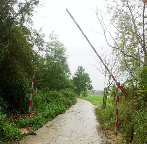 Việc dựng barrie không hiệu quả, nhiều khi còn bị tài xế phá hoại.