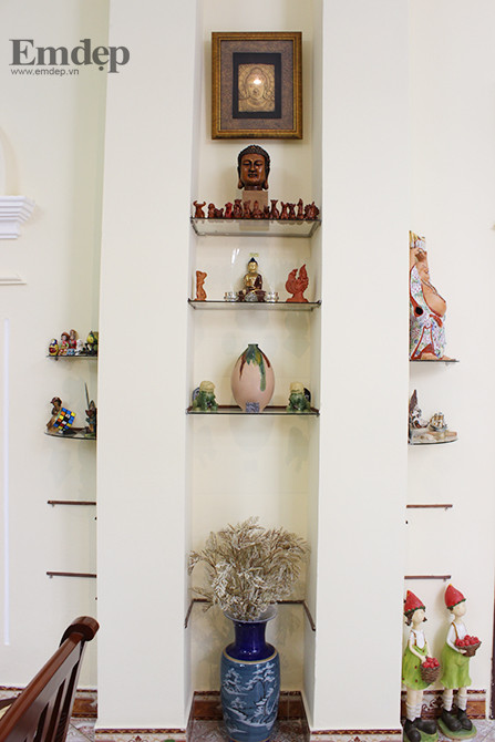 Đồ lưu niệm của gia đình được khéo léo trưng bày trở thành những món đồ trang trí cho ngôi nhà.