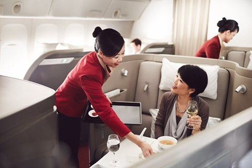 4. Cathay Pacific Airways: Khách mua vé khoang hạng nhất với giá khoảng 28.000 USD (630 triệu đồng) sẽ có ghế riêng ngả được thành giường.