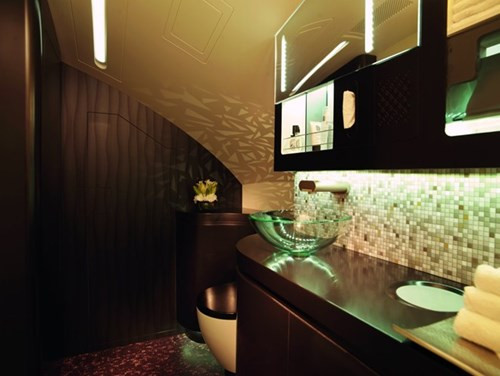 Phòng tắm của Etihad có đủ thứ du khách cần, thậm chí cả áo choàng tắm.