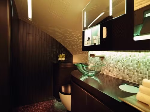 Phòng tắm của Etihad có đủ thứ du khách cần, thậm chí cả áo choàng tắm.