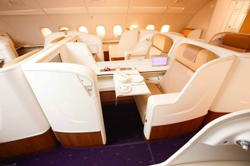 5. Thai Airways: Hạng nhất của Thai Airways có các khoang ngủ riêng rộng rãi với tivi màn hình phẳng. Vé một chiều từ New York tới Bangkok có giá khoảng 6.000 USD (135 triệu đồng).