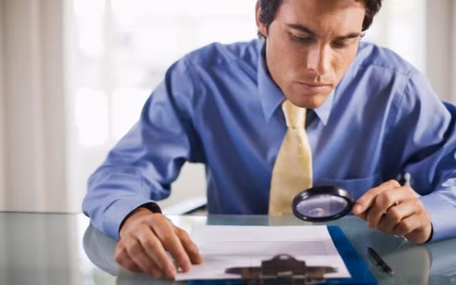 Với khả năng hiệu đính, bạn có thể cộng tác với các nhà xuất bản hoặc cơ quan báo chí để đọc soát lỗi. Nghề này giúp cải thiện thu nhập thêm 15.000 USD/năm.