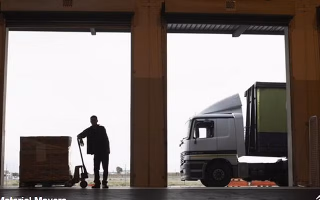 Khuân vác hàng hóa hoặc vật liệu cũng giúp bạn có tăng thu nhập thêm 11.000 USD/năm.