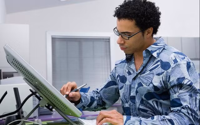 Thiết kế đồ họa là nghề có thể kiếm thêm việc làm bán thời gian dễ dàng với mức lương ổn định khoảng 21.000 USD.