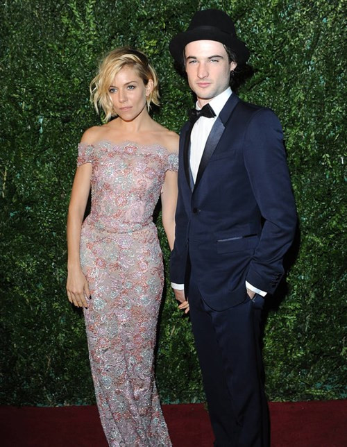Sienna Miller và Tom Sturridge: Bên nhau từ năm 2011, một năm sau họ cùng nhau đón con gái Marlowe chào đời. Mùa hè năm nay, họ chính thức tuyên bố chia tay. Theo một nguồn tin, Tom muốn chính thức kết hôn nhưng Sienne Miller muốn độc lập, tự do. Để xoa dịu căng thẳng, họ cùng nhau trải qua kỳ nghỉ để thay đổi tình hình, nhưng thất bại và công khai chia tay vào tháng 7 vừa qua.