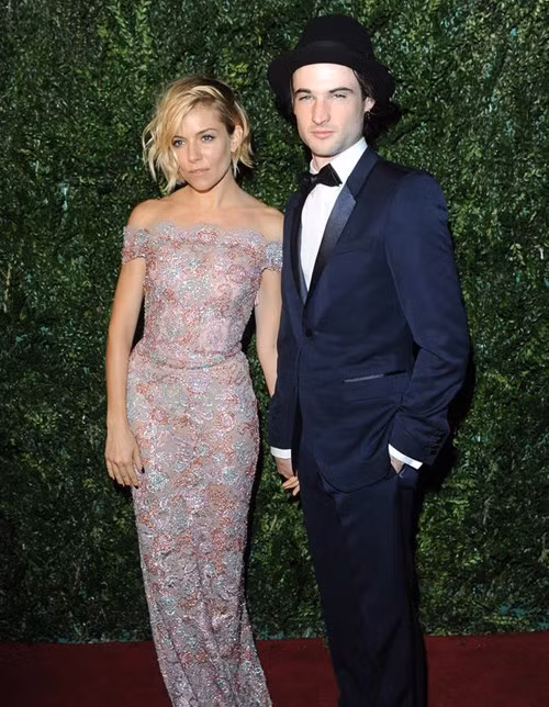Sienna Miller và Tom Sturridge: Bên nhau từ năm 2011, một năm sau họ cùng nhau đón con gái Marlowe chào đời. Mùa hè năm nay, họ chính thức tuyên bố chia tay. Theo một nguồn tin, Tom muốn chính thức kết hôn nhưng Sienne Miller muốn độc lập, tự do. Để xoa dịu căng thẳng, họ cùng nhau trải qua kỳ nghỉ để thay đổi tình hình, nhưng thất bại và công khai chia tay vào tháng 7 vừa qua.