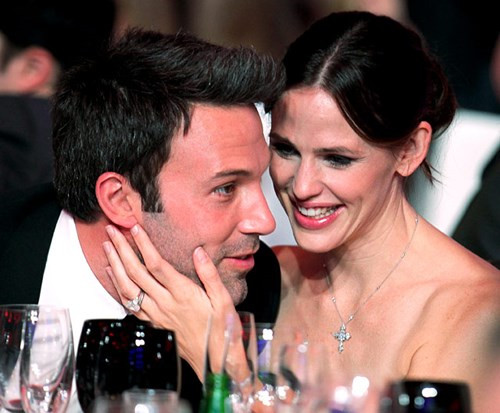 Ben Affleck và Jennifer Garner: Ngay trước kỷ niệm 10 năm kết hôn, hai ngôi sao Hollywood công bố ly hôn sau một thời gian có lời đồn họ lục đục. Mọi người có vẻ thấy khó tin, vì nhìn bề ngoài họ khá thành công: Ba đứa con Violet 9 tuổi, Seraphina 6 tuổi và Samuel 3 tuổi, Affleck ghi dấu ấn tại Oscar. Có nguồn tin chính Ben Affleck có phút yếu lòng với cô giữ trẻ nên xảy ra mâu thuẫn và dẫn tới đường ai nấy đi.
