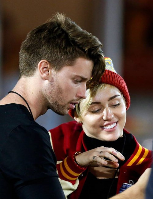 Miley Cyrus và Patrick Schwarzenegger: Trong năm tháng, nữ ca sỹ, diễn viên cùng con trai nam diễn viên Arnold Schwarzenegger tha hồ khoe tình yêu dành cho nhau trên Instagram: Cùng nhau đi nghỉ hai lần, nhiều lần đi xem các trận bóng bầu dục Mỹ, thậm chí có nguồn tin cho rằng họ đã đính hôn. Nhưng tháng 4 vừa rồi, sự không chung thuỷ của Schwarzenegger đặt dấu chấm hết cho mối quan hệ này.