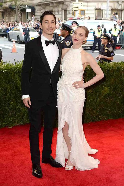 Amanda Seyfried và Justin Long: Công chúng không còn nhìn thấy họ bên nhau từ tháng 5 vừa rồi. Tháng 9/2015, hai người chính thức đặt dấu chấm cho tình yêu kéo dài hai năm. Hai người quen nhau nhờ Instagram. Amanda Seyfried từng chia sẻ, tình cờ Justin Long đăng một bức ảnh, cô rất buồn cười nên viết bình luận.