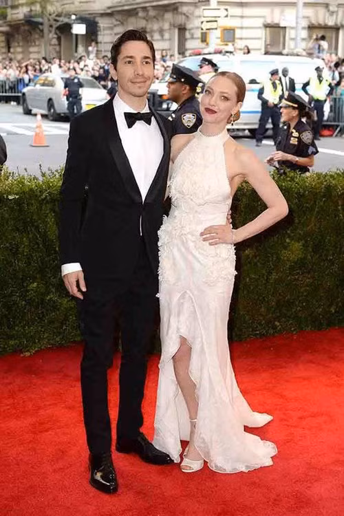 Amanda Seyfried và Justin Long: Công chúng không còn nhìn thấy họ bên nhau từ tháng 5 vừa rồi. Tháng 9/2015, hai người chính thức đặt dấu chấm cho tình yêu kéo dài hai năm. Hai người quen nhau nhờ Instagram. Amanda Seyfried từng chia sẻ, tình cờ Justin Long đăng một bức ảnh, cô rất buồn cười nên viết bình luận.
