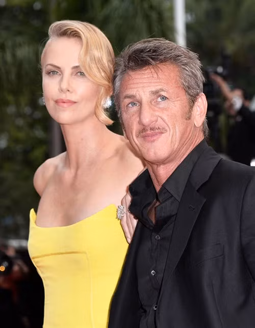 Charlize Theron và Sean Penn: Tháng 5 họ hạnh phúc tay trong tay trên thảm đỏ LHP Cannes. Hai người được xem là một cặp đầy bất ngờ trong hàng ngũ các siêu sao. Một tháng sau, Charlize Theron và Sean Penn tuyên bố chia tay. Nhưng chẳng có nhiều thời gian để xoá đi nỗi buồn này, vài tuần sau họ lại gặp nhau trên trường quay trong một bộ phim. Những bức ảnh cho thấy hai gương mặt lạnh-bằng chứng cho cuộc chia tay không phải không đau đớn.