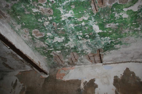 Phía trên trần của Hải Vân quan theo thời gian phần bê tông đã bị bong tróc, để lộ phần sắt thép đang bị rỉ nhìn rất nguy hiểm và có thể sập bất cứ lúc nào.